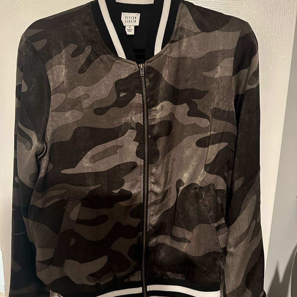 PEYTON VALLEY Black and Gray Camouflage Blazer